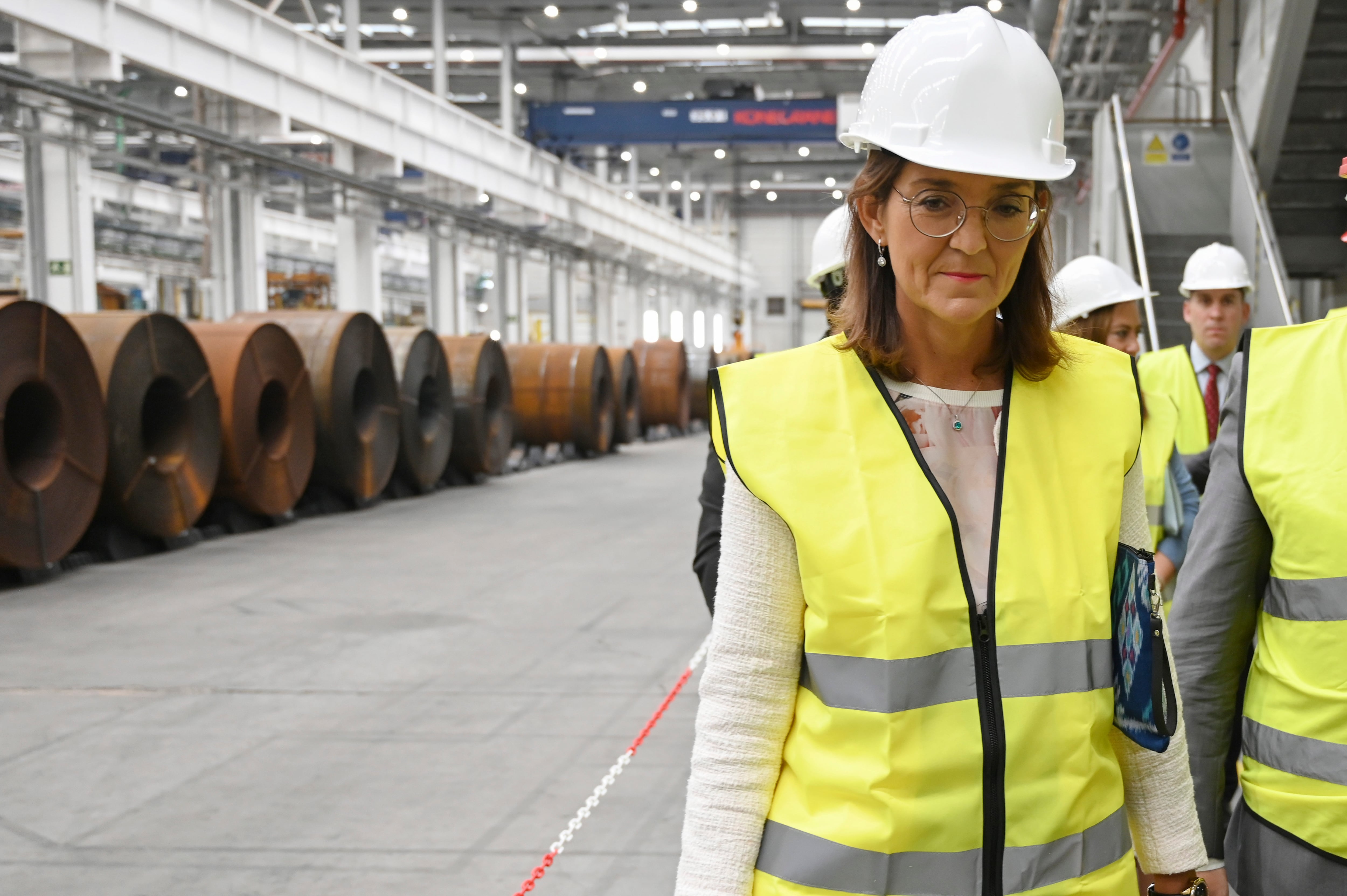 VILLADANGOS DEL PÁRAMO (LEÓN), 06/10/2022.- La ministra de Industria, Comercio y Turismo, Reyes Maroto, durante su visita a la planta siderúrgica del grupo NSR en Villadangos del Páramo (León) EFE/J.Casares
