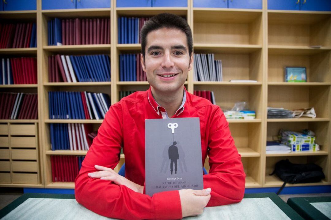 Cristian Díaz posa con su primer libro