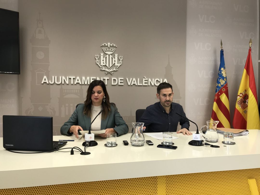 La vicealcaldesa de València, Sandra Gómez, junto al vicealcalde Sergi Campillo tras la rueda de prensa de la Junta de Gobierno Local del Ayuntamiento de la ciudad.