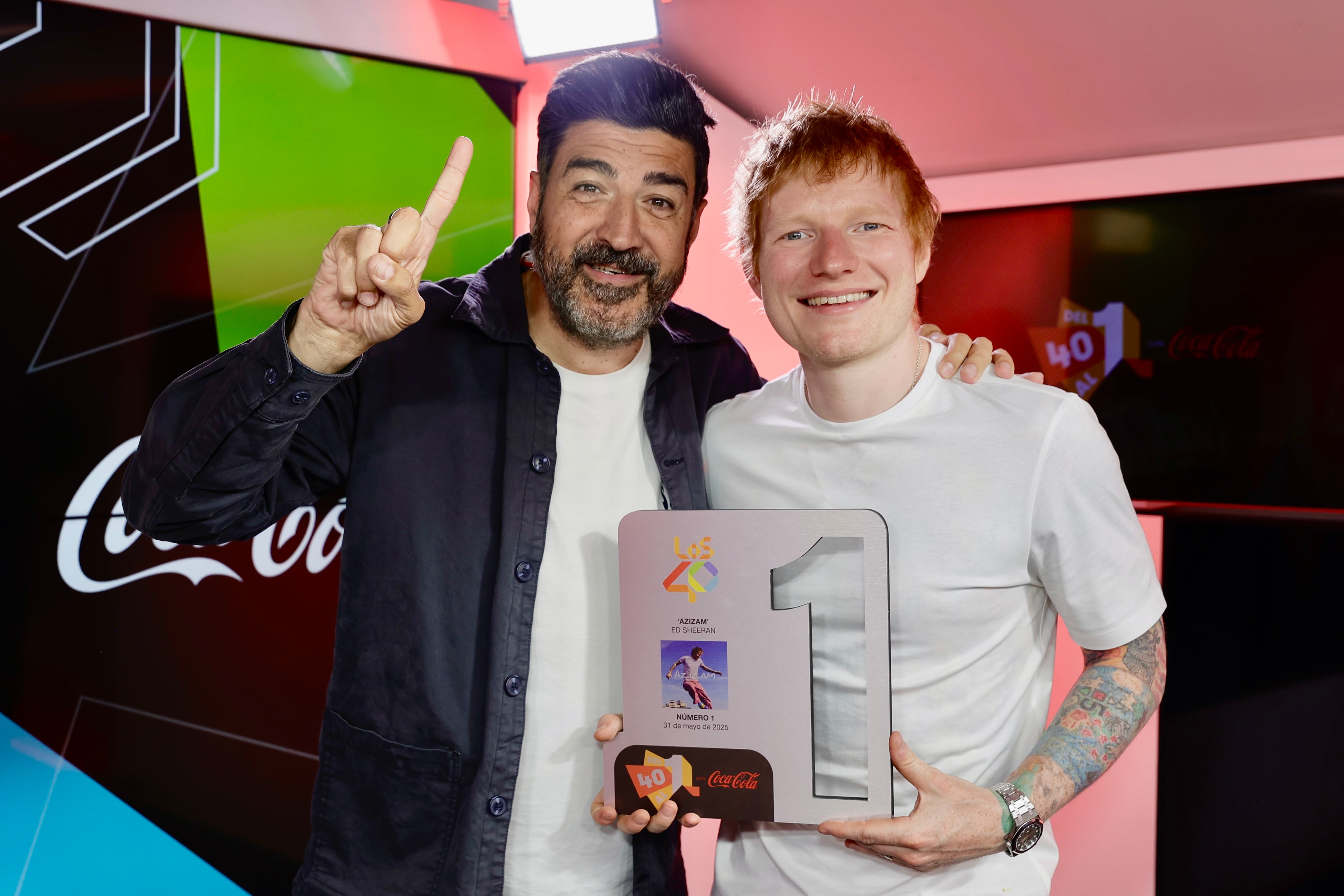 Ed Sheeran y Tony Aguilar en los estudios de LOS40