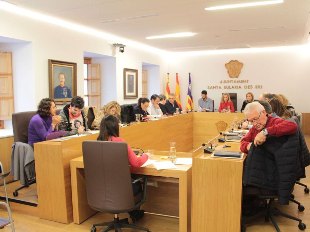 El pleno de Santa Eulària aprueba por unanimidad todos los puntos del orden del día