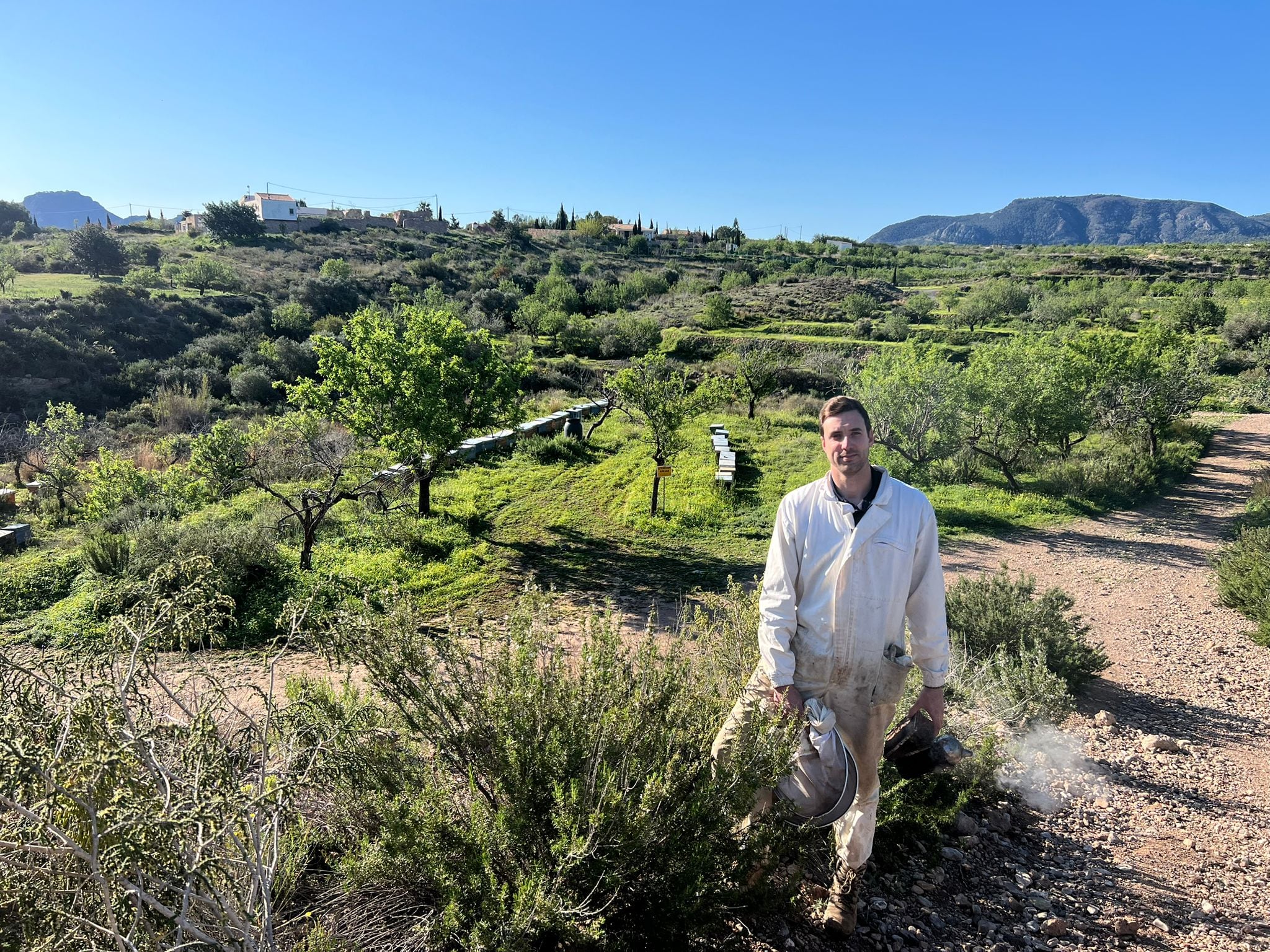 Álvaro Pérez, apicultor del campo de Cartagena