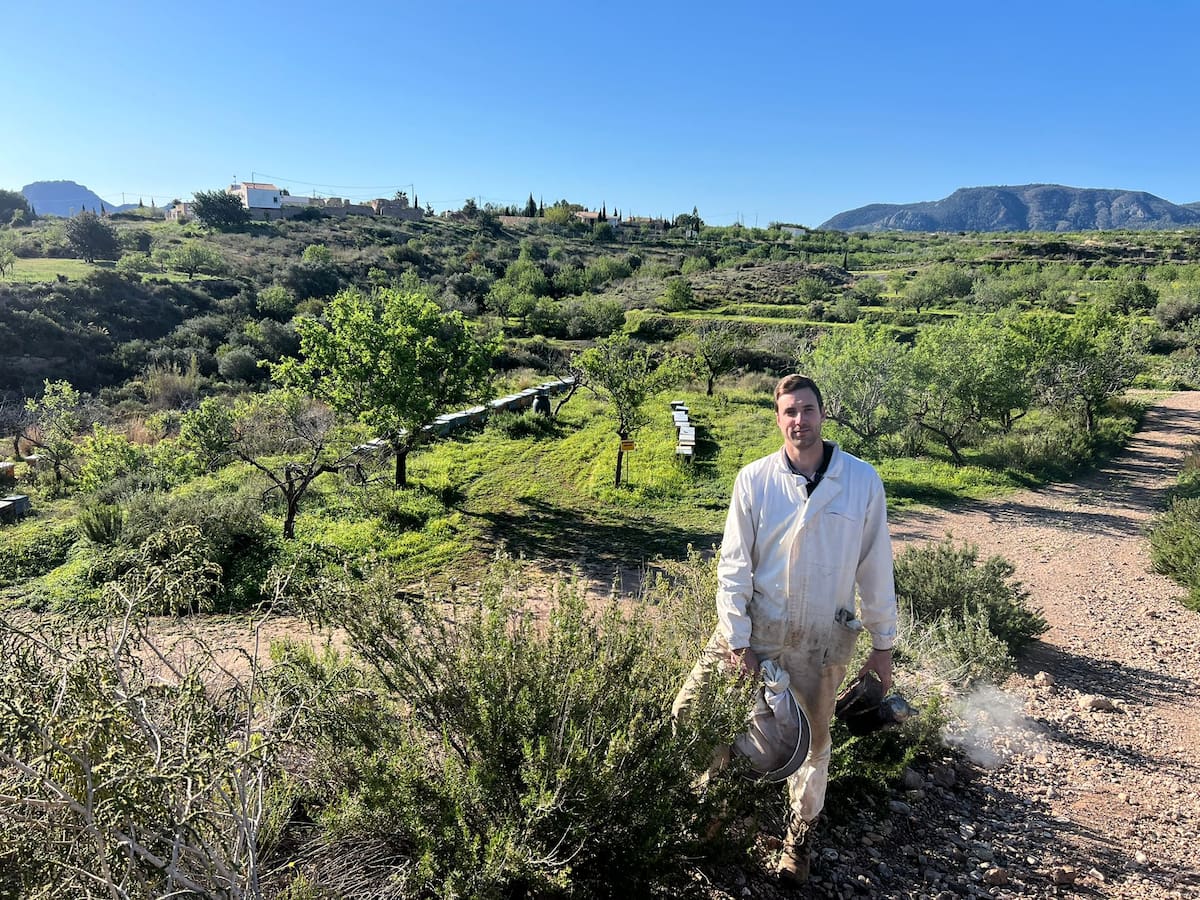 La otra Cartagena, un joven de 31 años que vive entre 600 colmenas en Perín