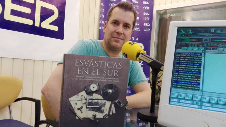 Wayne Jamison, con su nuevo libro, en los estudios de Radio Jerez