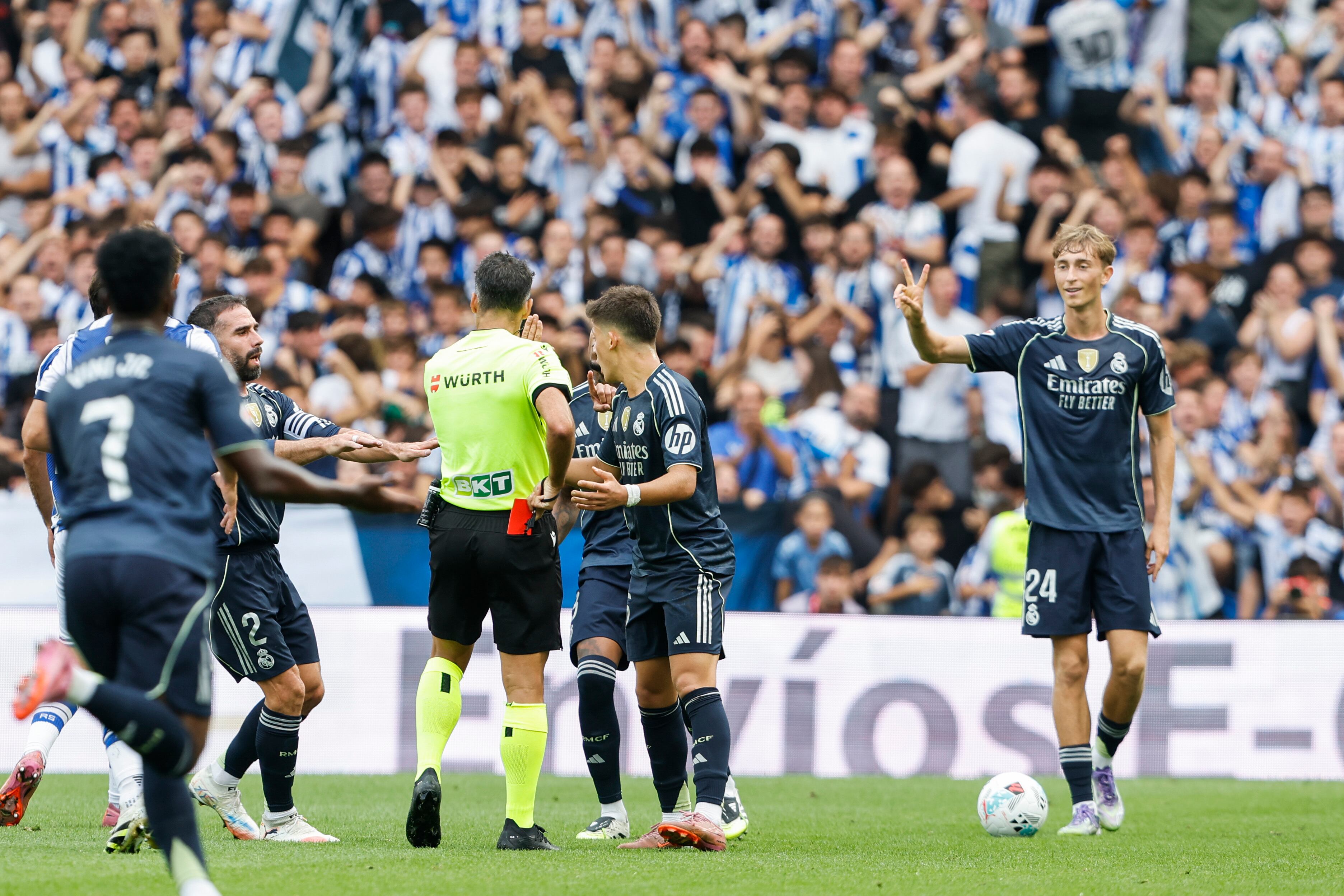 El árbitro Jesús Gil muestra la roja a Dean Huijsen en el Real Sociedad-Real Madrid