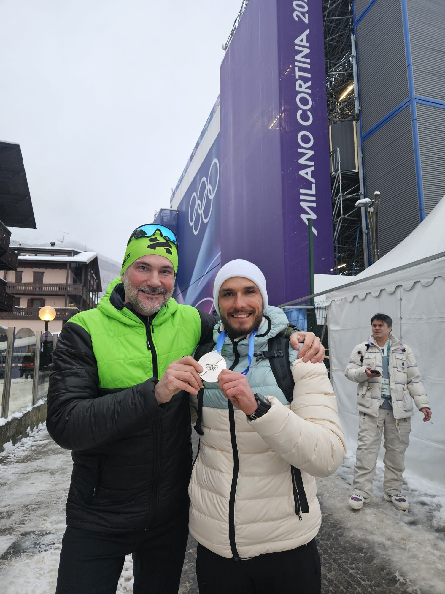Jorge Vidal con su corredor con la medalla de plata