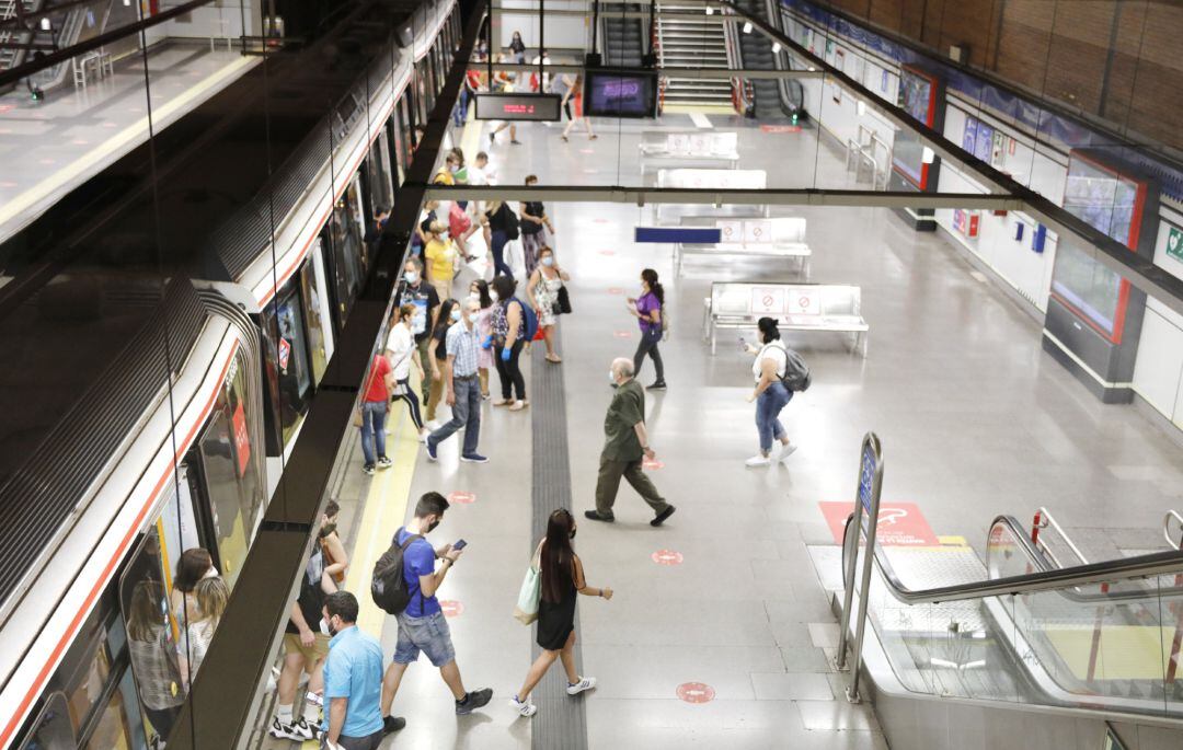 Pasajeros se dirigen a coger el metro en el intercambiador de Moncloa, en Madrid (España)