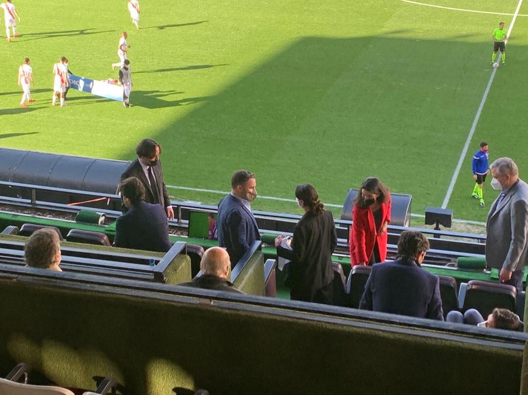 Santiago Abascal y Rocío Monasterio, en el palco del Estadio de Vallecas.