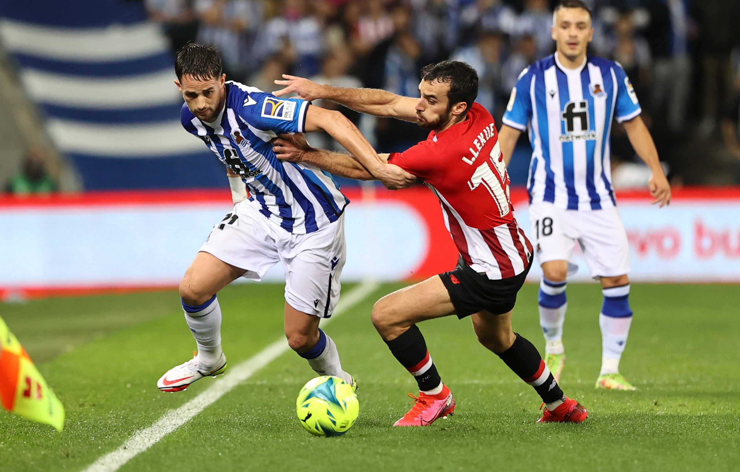 Januzaj y Lekue pugnan por el balón durante el derbi de Anoeta