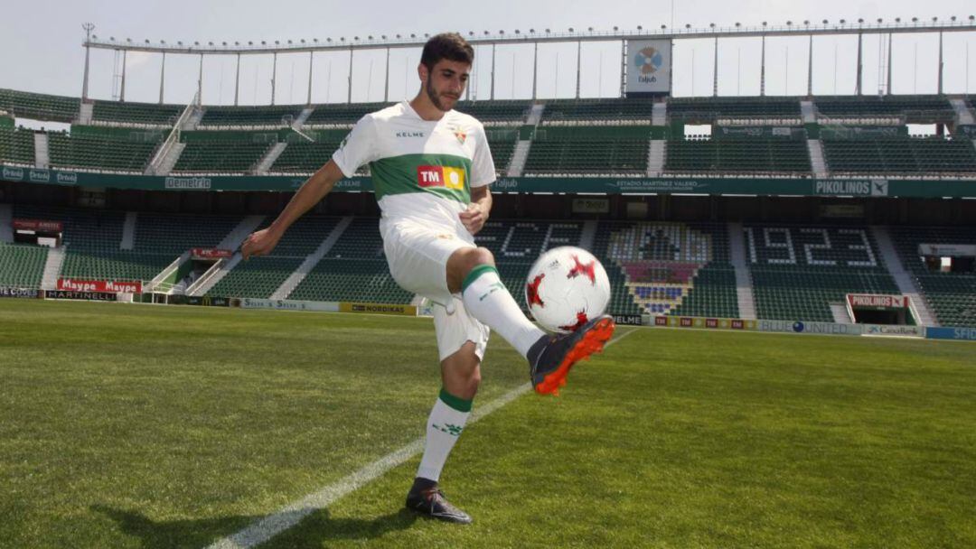 El lateral izquierdo sevillano no está contando con minutos en el Elche.