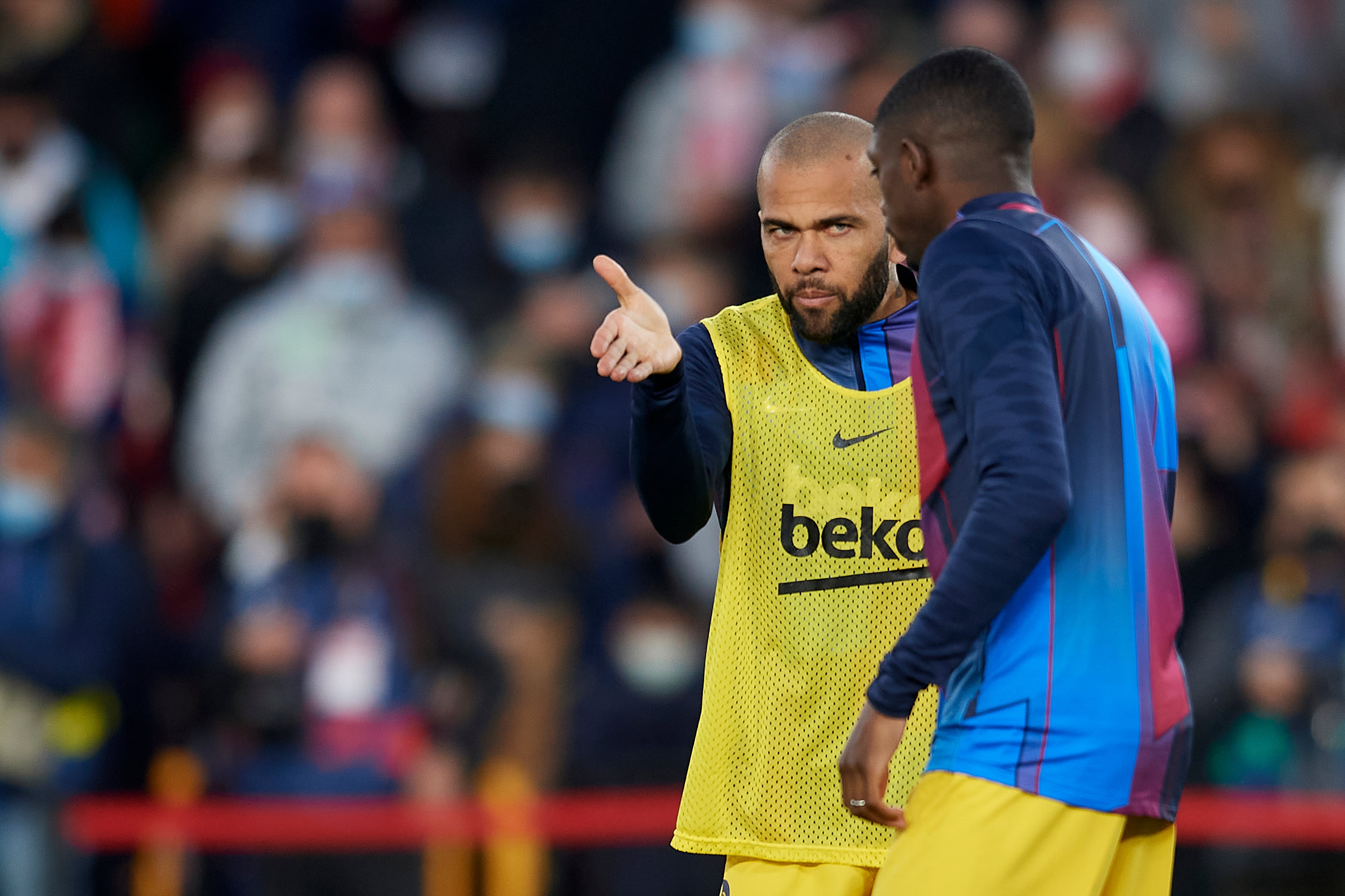 Dani Alves enseña a Dembélé en el calentamiento de un partido de esta temporada.