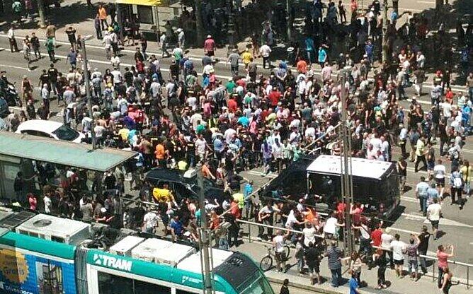 Moment en que un grup de manifestants agredeix un taxista al centre de Barcelona