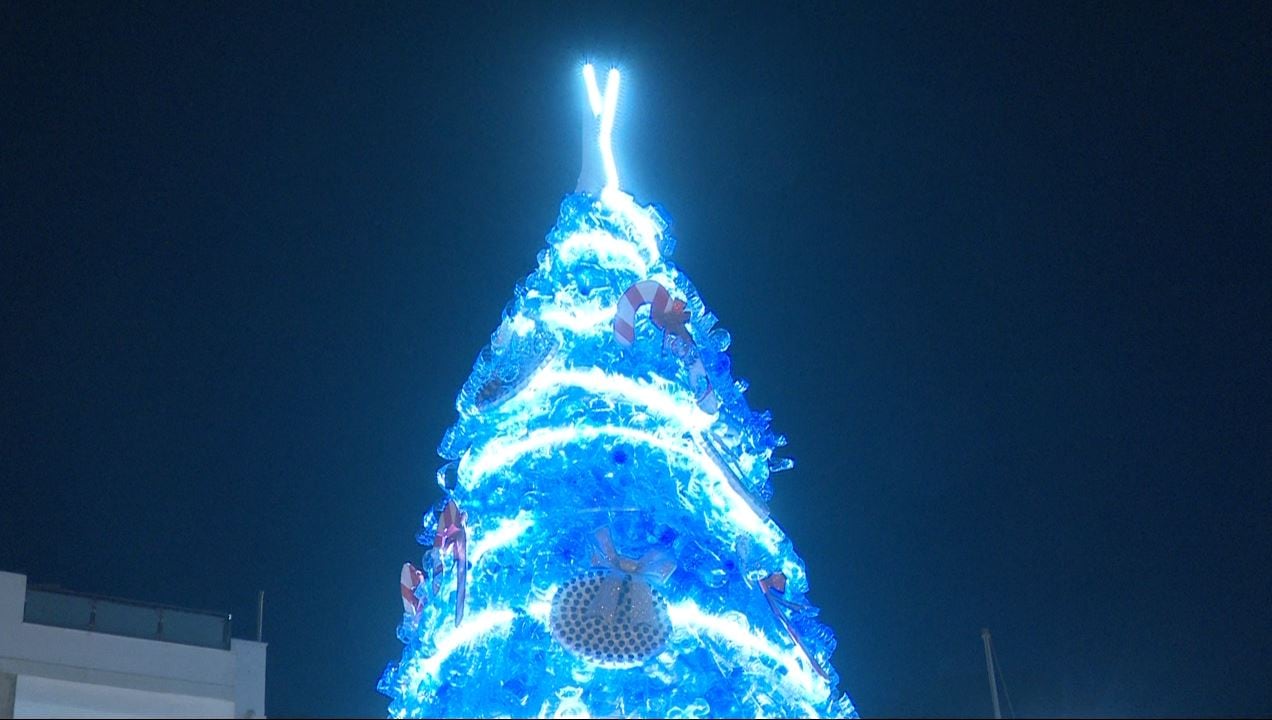 Árbol de Navidad de material reciclado de Tavernes de la Valldigna.