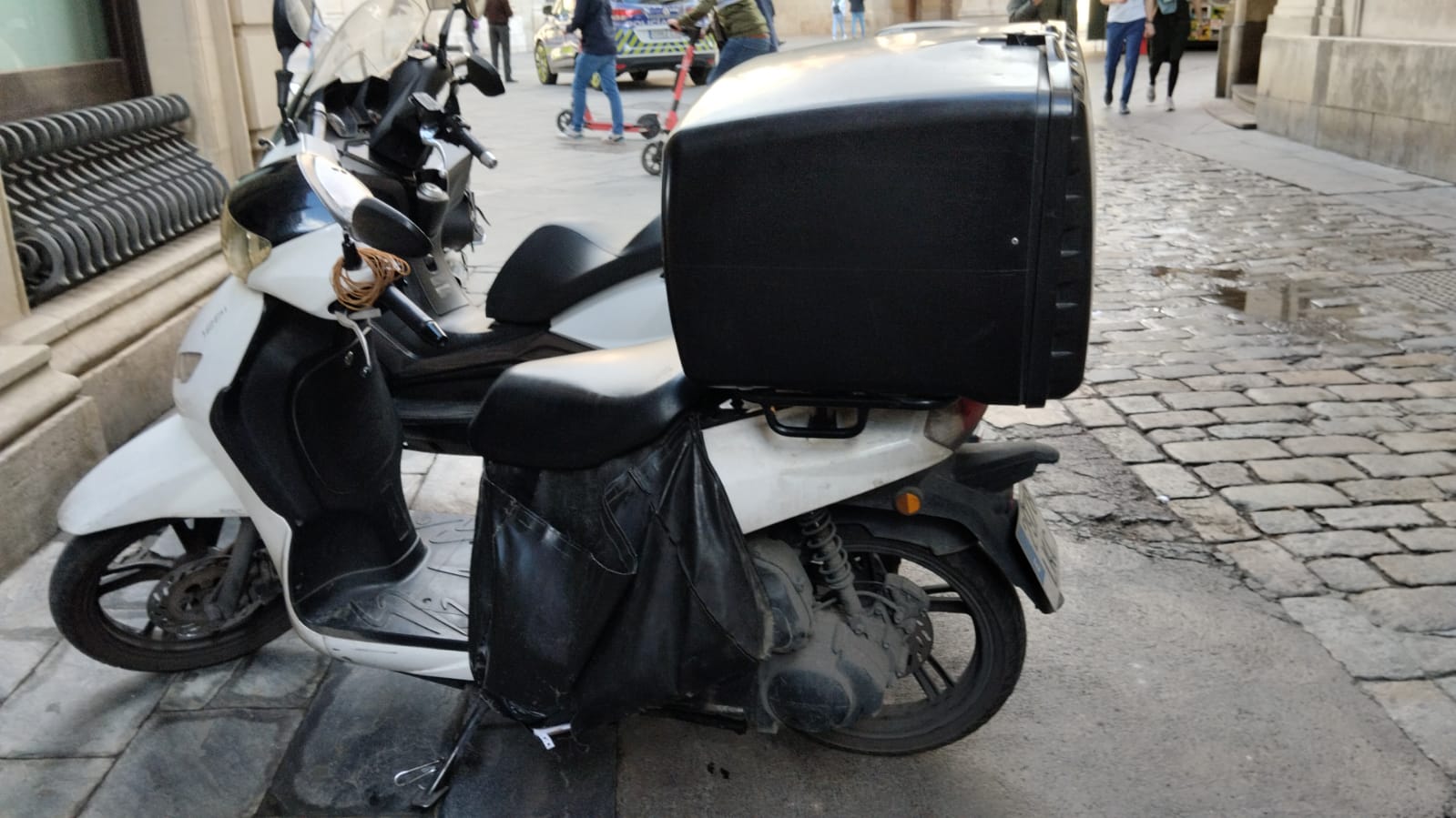 En esta motocicleta se ha refugiado la rata de La Campana