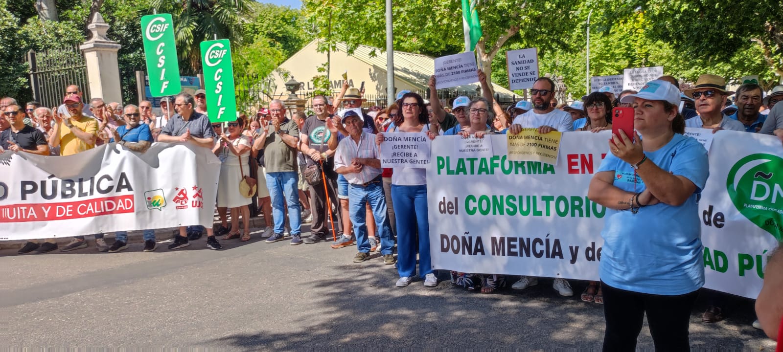 Protesta por el riesgo de cierre de la UCI del Infanta Margarita y por la pérdida de médicos de Atención Primaria en Priego de Córdoba, ante el centro de Salud de Cabra