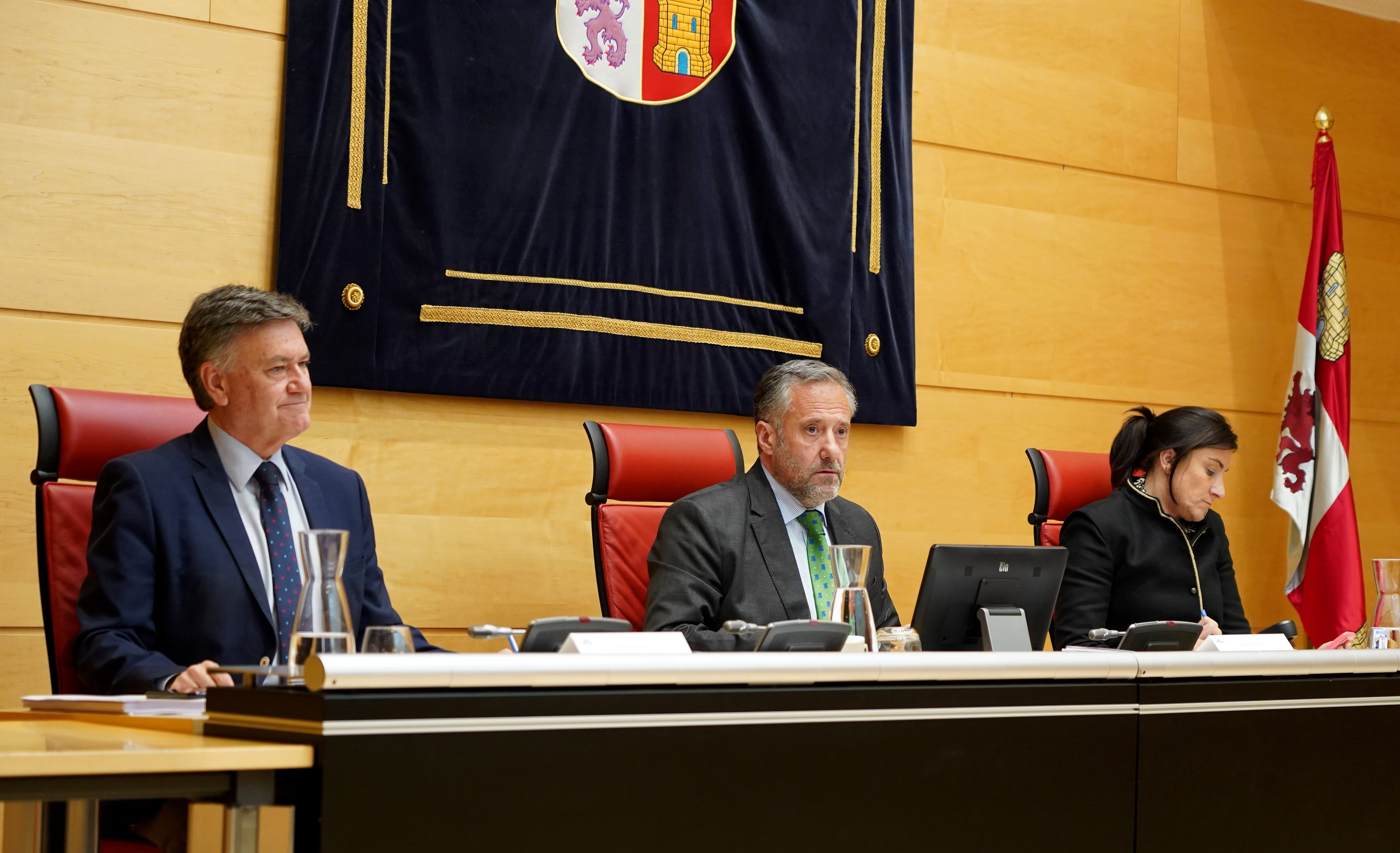 El presidente de las Cortes, Carlos Pollán (C), durante la reunión de la Junta de Portavoces de las Cortes Leticia Pérez / ICAL