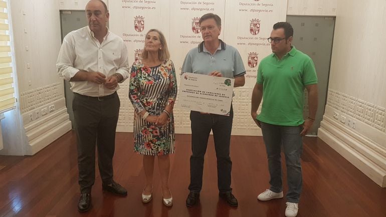 Entrega del cheque de 500 euros a beneficio de AFA Segovia recaudados en el torneo benéfico &#039;Peloteando por el Alzheimer´. 