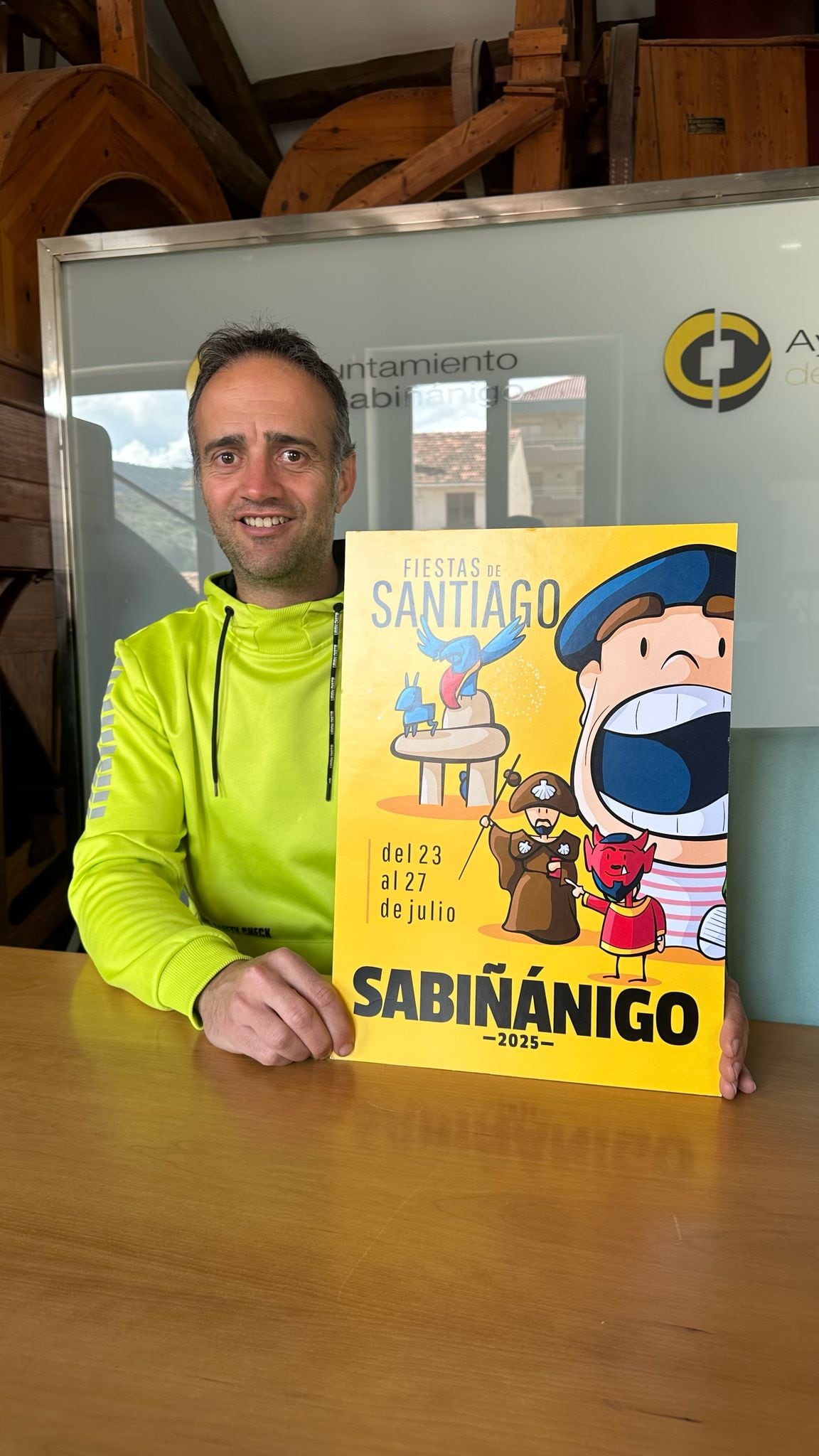 El concejal de Fiestas muestra el cartel elegido para las Fiestas de Santiago 2025