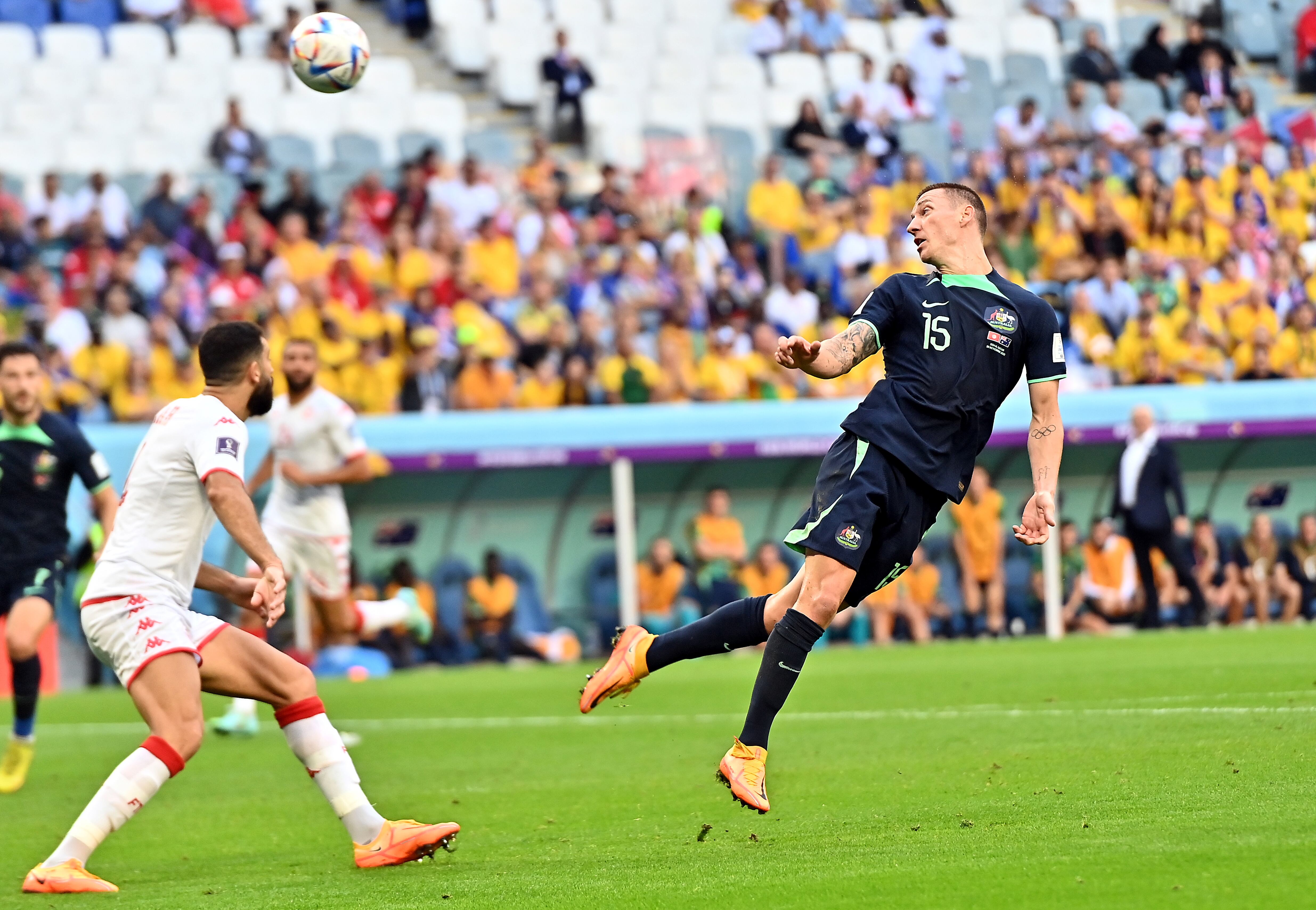 Mitchell Duke anota el gol de Australia ante Túnez