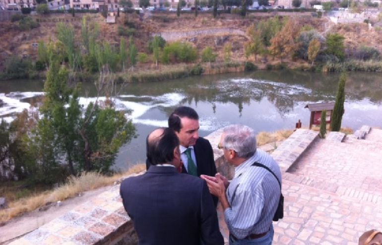 José Julián Gregorio, delegado del Gobierno en Castilla-La Mancha; Miguel Antolín, presidente de la Confederación Hidrográfica del Tajo y Alejandro Cano, portavoz de la Plataforma en Defensa del Tajo, junto a las espumas provocadas por el vertido.