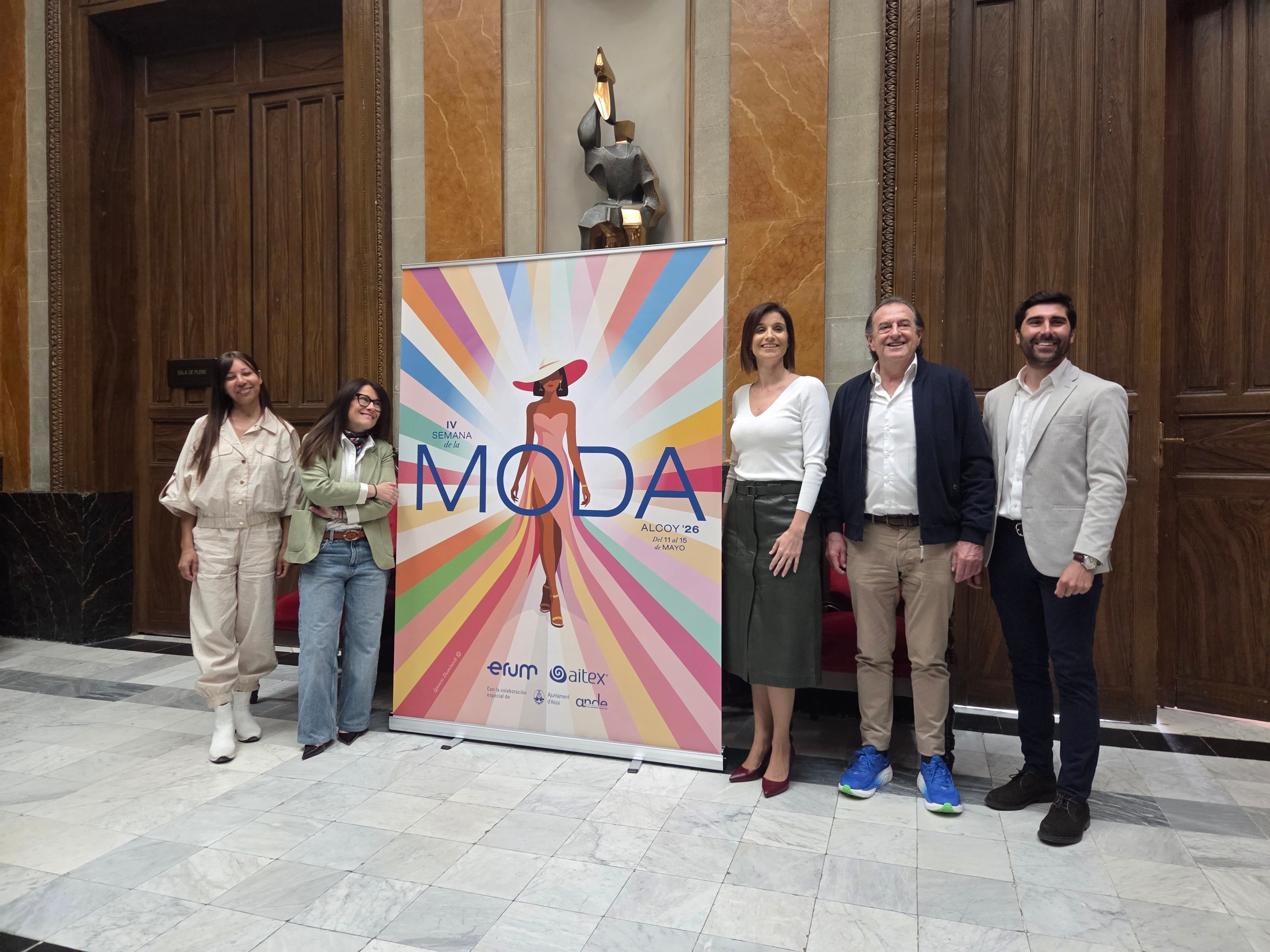 Natalia Pallás, Lorena Zamorano, Coral Erum, Vicente Blanes e Ignacio Doménech con el cartel de esta cuarta edición de la Semana de la Moda
