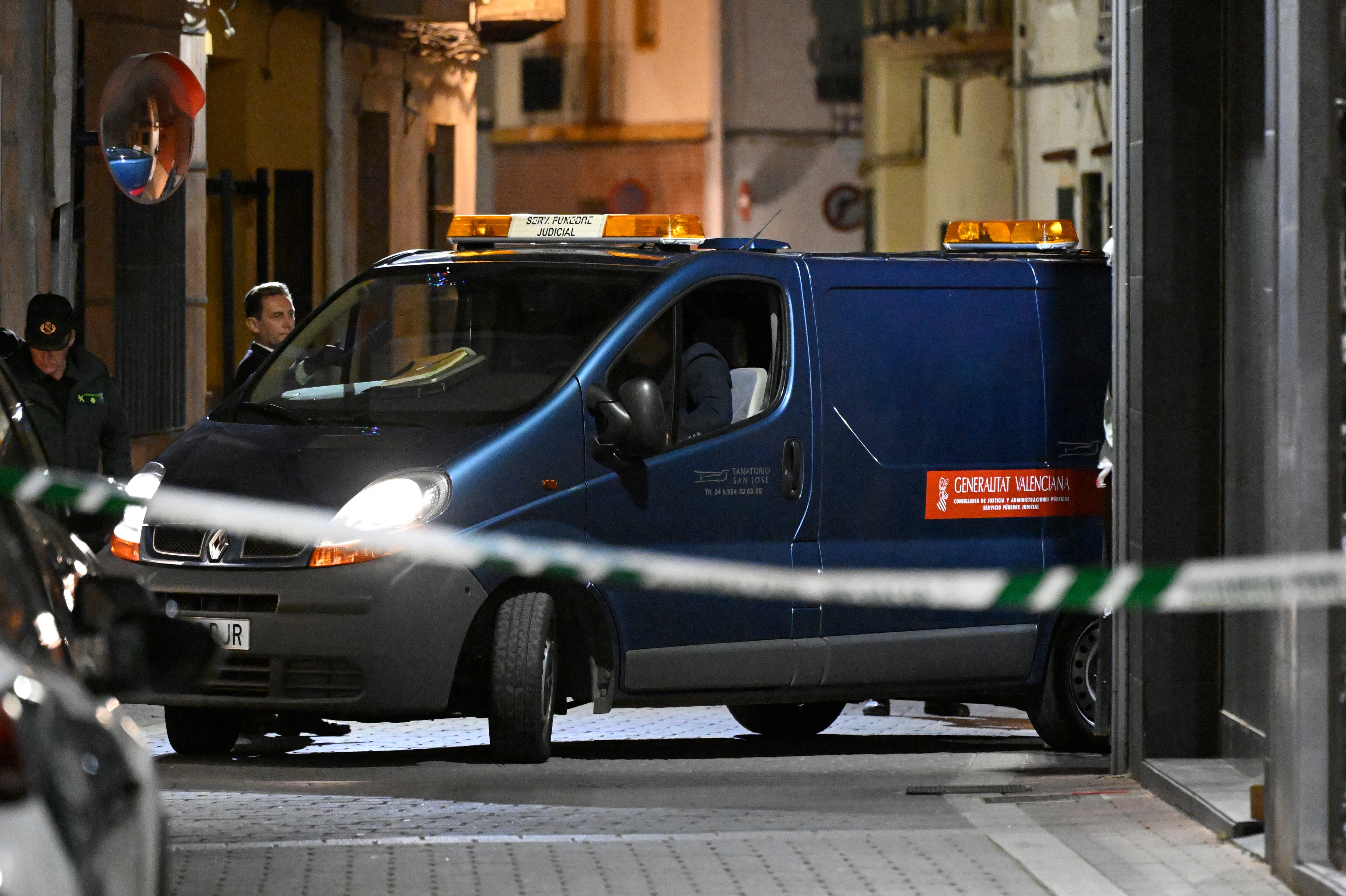 XILXES (CASTELLÓN), 17/02/2026.- La Guardia Civil investiga la muerte violenta de una mujer y su hija, una niña de 12 años, cuyos cuerpos han sido hallados este martes en una vivienda del municipio castellonense de Xilxes. El aviso se ha recibido esta tarde por un posible doble crimen y hasta el lugar se han desplazado con urgencia una patrulla de la Policía Local y otra de la Guardia Civil. La mujer hallada muerta estaba en el sistema VioGén y hace unos días se le hizo una valoración sobre la situación y se apreció "riesgo medio". Además, el marido tenía orden de alejamiento a 300 metros hasta 2027, según las fuentes, que han indicado que de momento no ha sido detenido. EFE/Andreu Esteban