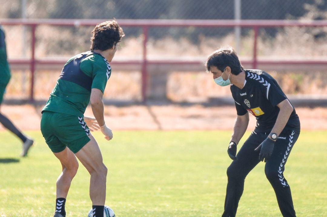 Pacheta, a la derecha, durante un entrenamiento del Elche