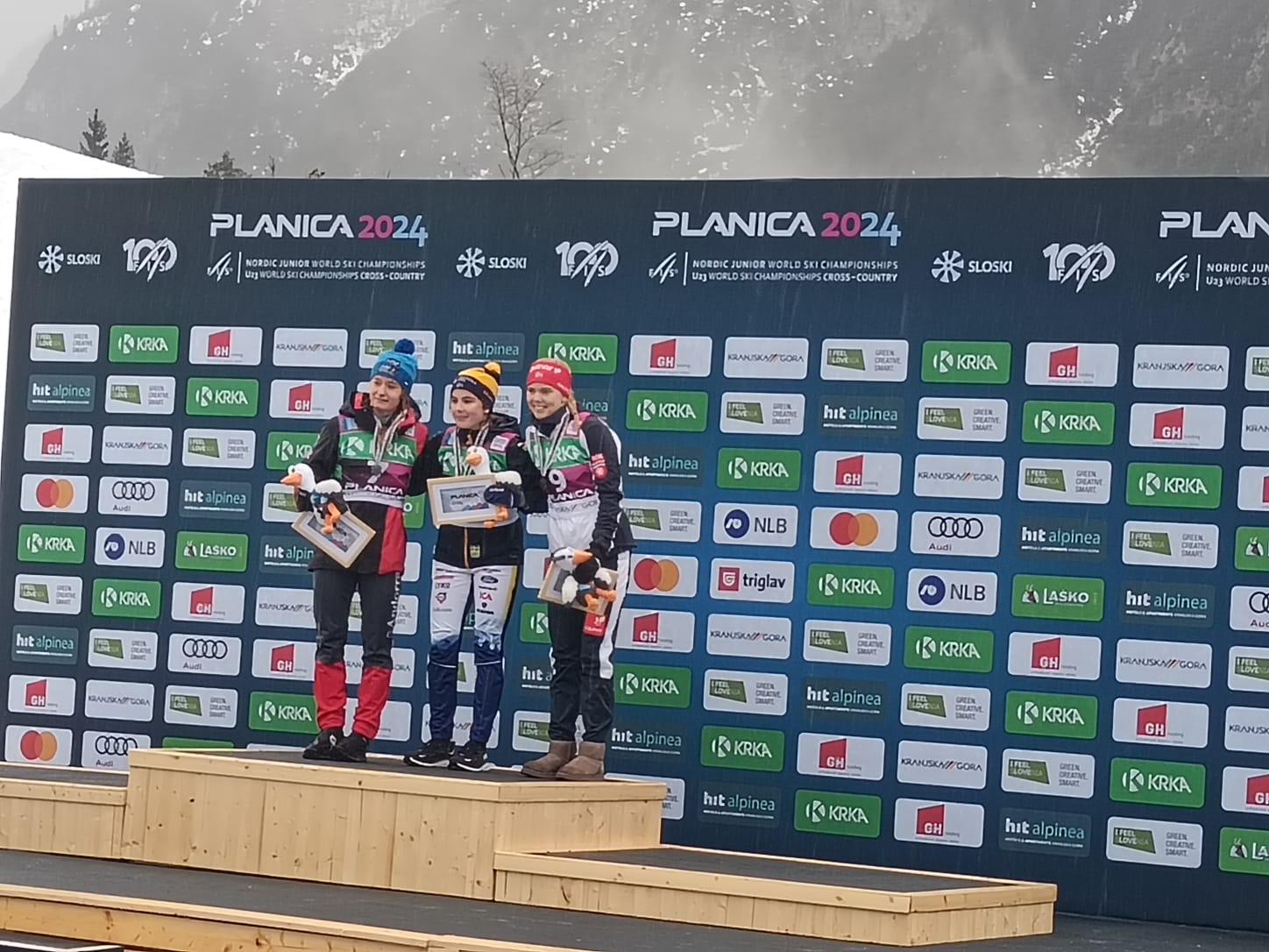 A l'esquerra de la imatge, Gina del Rio a dalt de tot del podi amb la medalla de plata