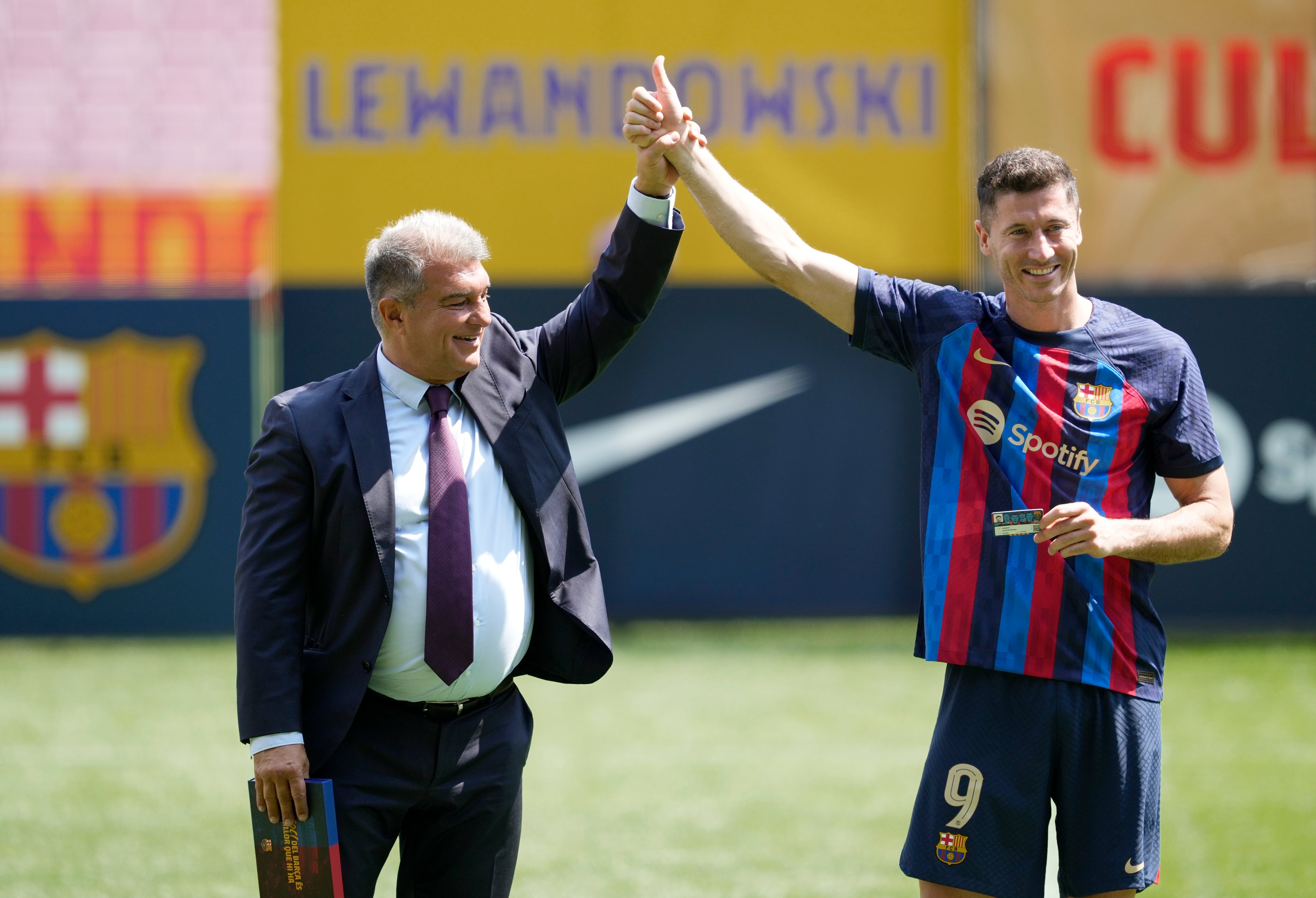 El jugador polaco Robert Lewandowski, acompañado por el presidente del FC Barcelona, Joan Laporta