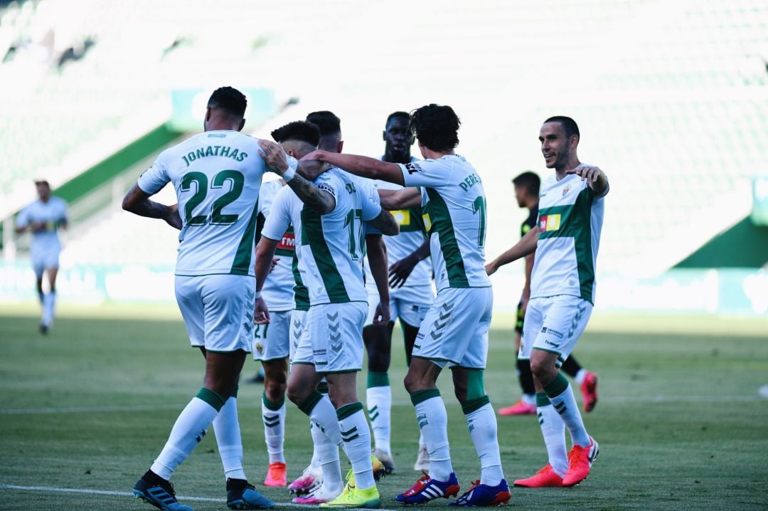 Los jugadores del Elche celebran el gol de Jonathas