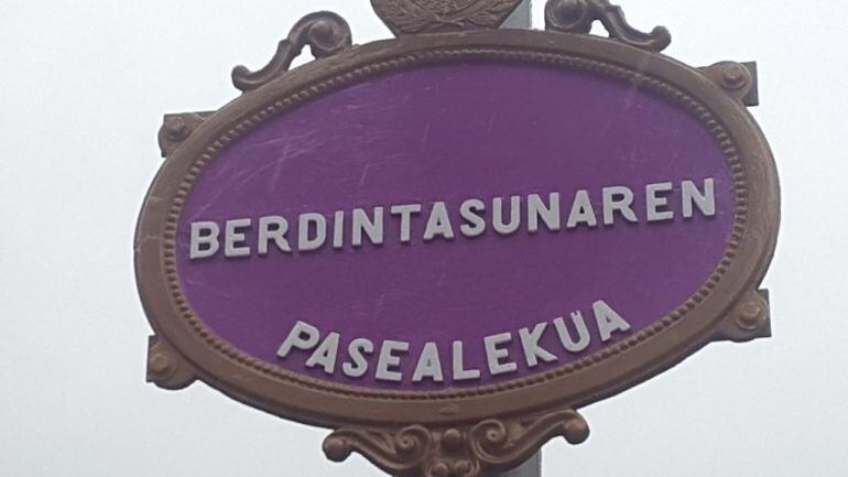 El nuevo paseo sobre las vías del tren, entre Legarre y Amaña, lleva el nombre de &#039;Berdintasunaren pasealekua&#039;