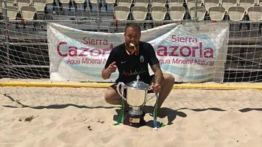 Jairo posa con el trofeo de campeón de España. 