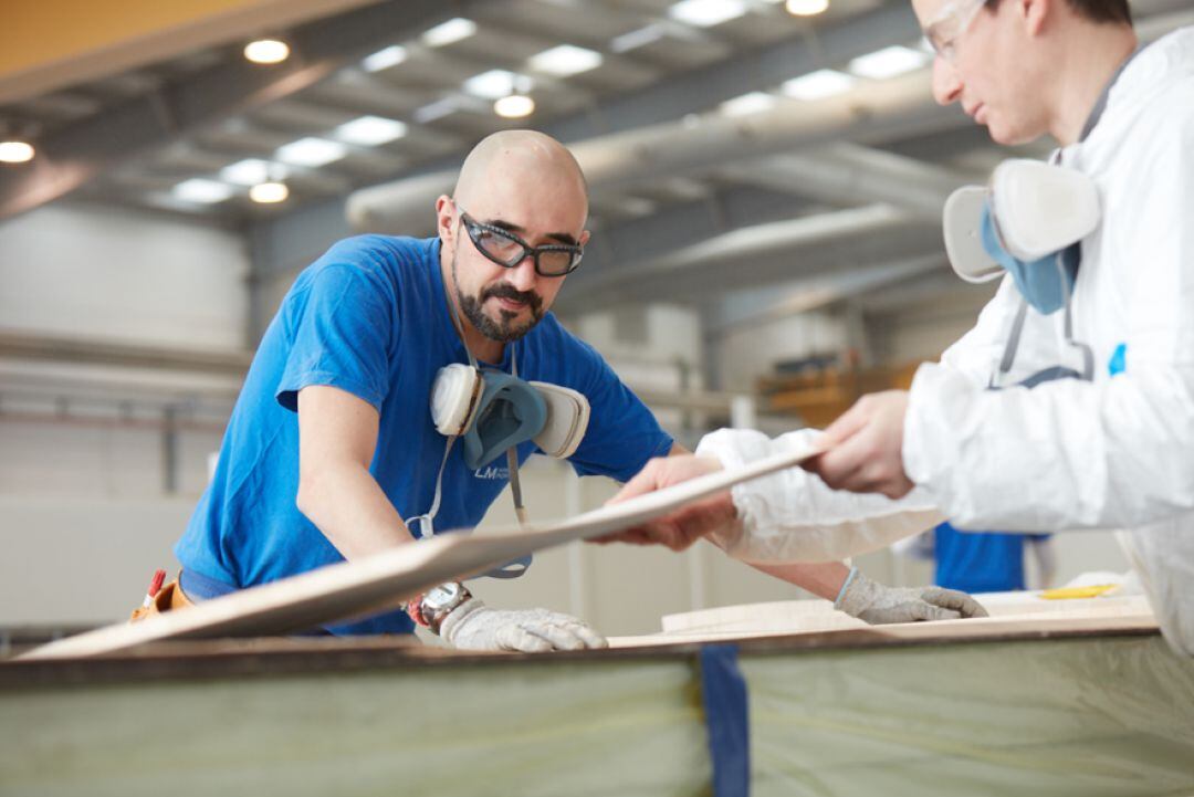 Un momento de la producción en la empresa de fabricación de palas eólicas situada en Santo Tomás de las Ollas