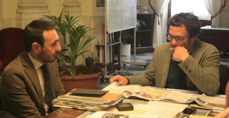 El delegado de la Junta, Fernando López Gil, y el alcalde, José María González, durante una reunión en el Ayuntamiento