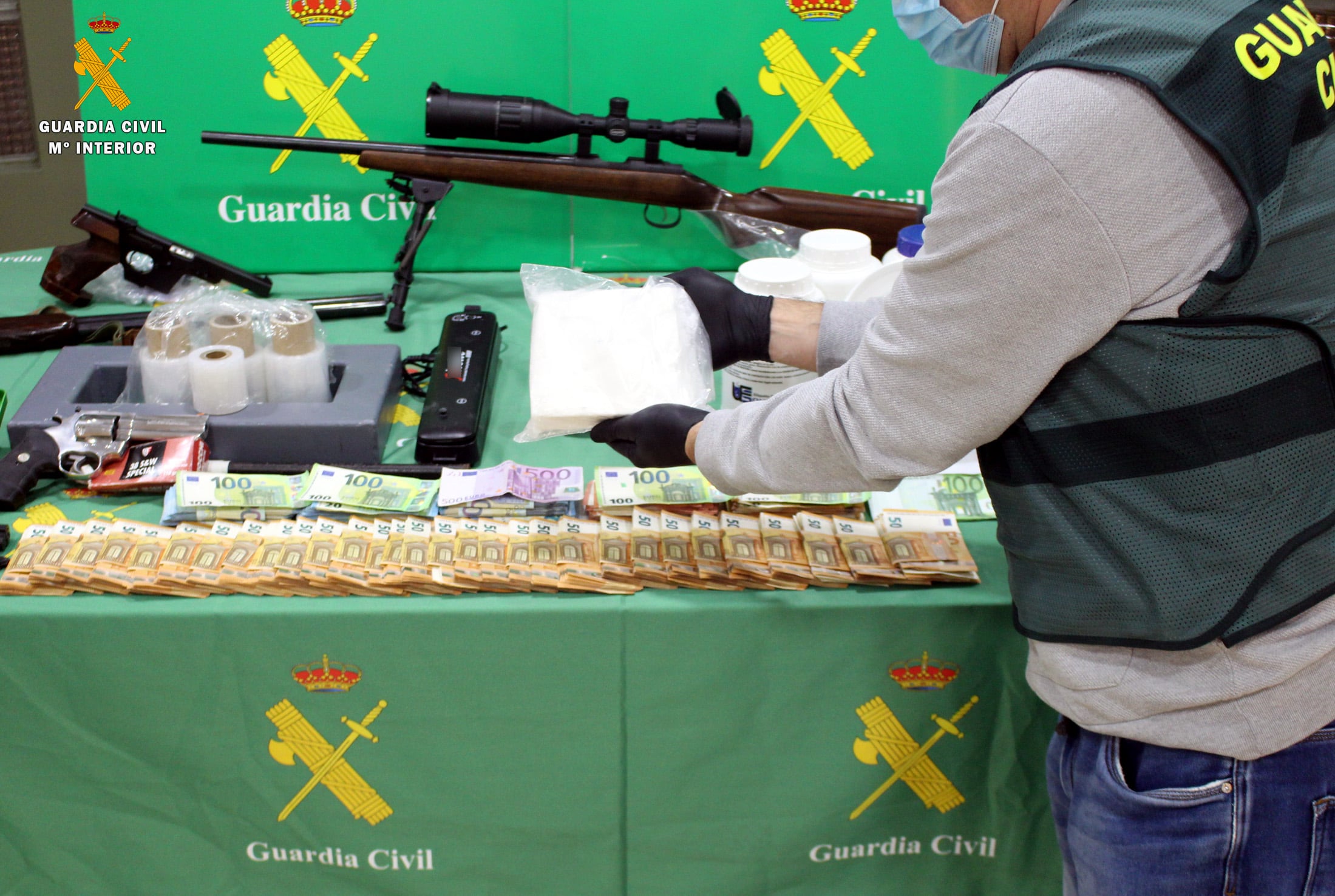 Material  incautado por la Guardia Civil.