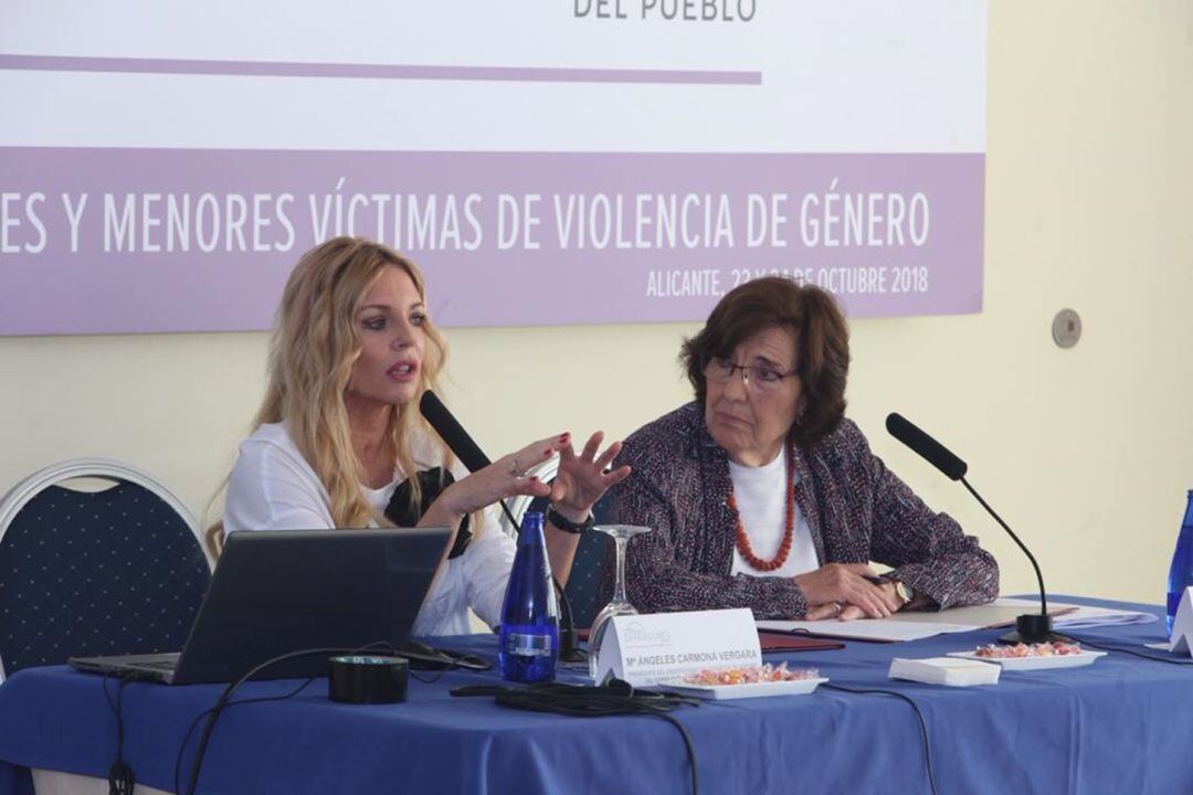 María Ángeles Carmona, presidenta del Observatorio contra la Violencia de Género del CGPJ (i), durante su ponencia en las jornadas de defensores del Pueblo.