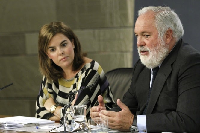 La vicepresidenta del Gobierno, Soraya Sáenz de Santamaría, y el ministro de Agricultura, Alimentación y Medio Ambiente, Miguel Arias Cañete