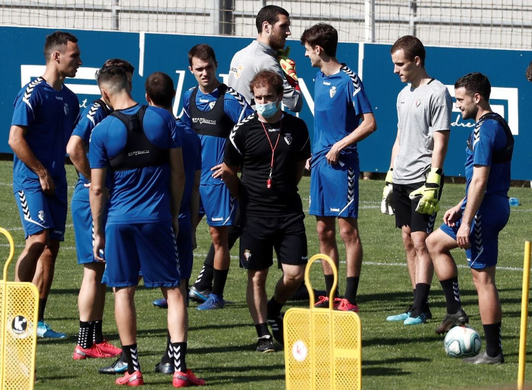 El entrenador de Osasuna Jagoba Arrasate dirige en las instalaciones de Tajonar el entrenamiento del equipo rojillo