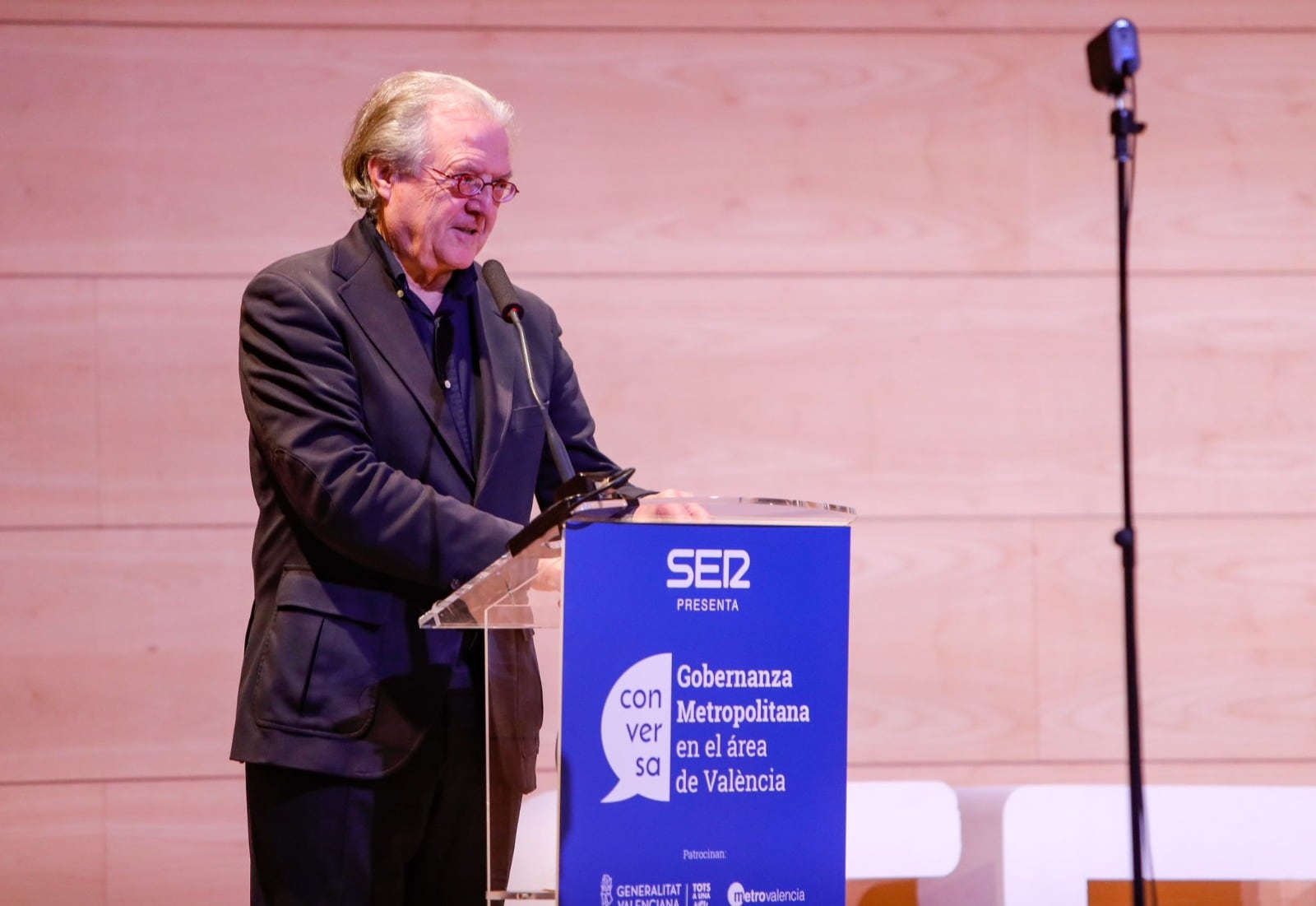 El catedrático en Geografía Humana de la Universitat de València, Joan Romero, durante su intervención en el foro sobre gobernanza metropolitana que ha organizado la Cadena SER en València.