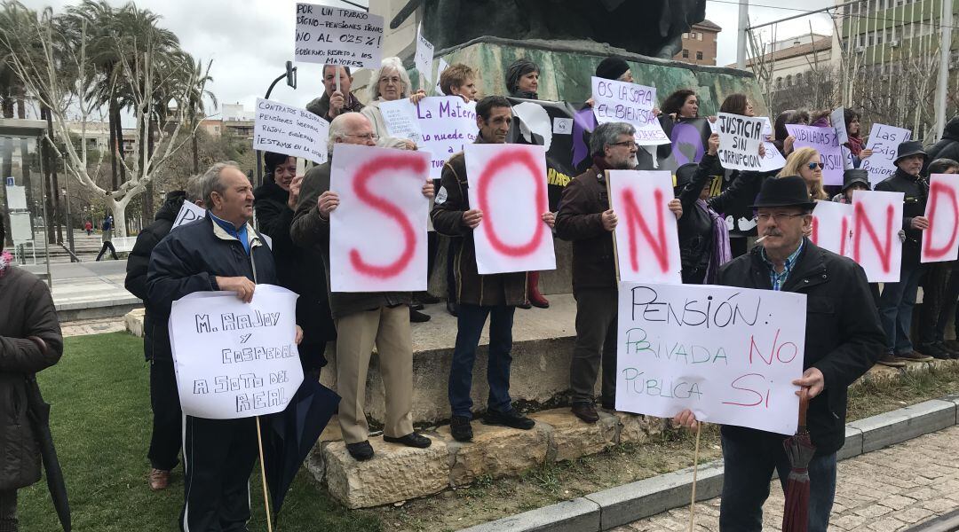 Concentración de pensionistas en Jaén capital.