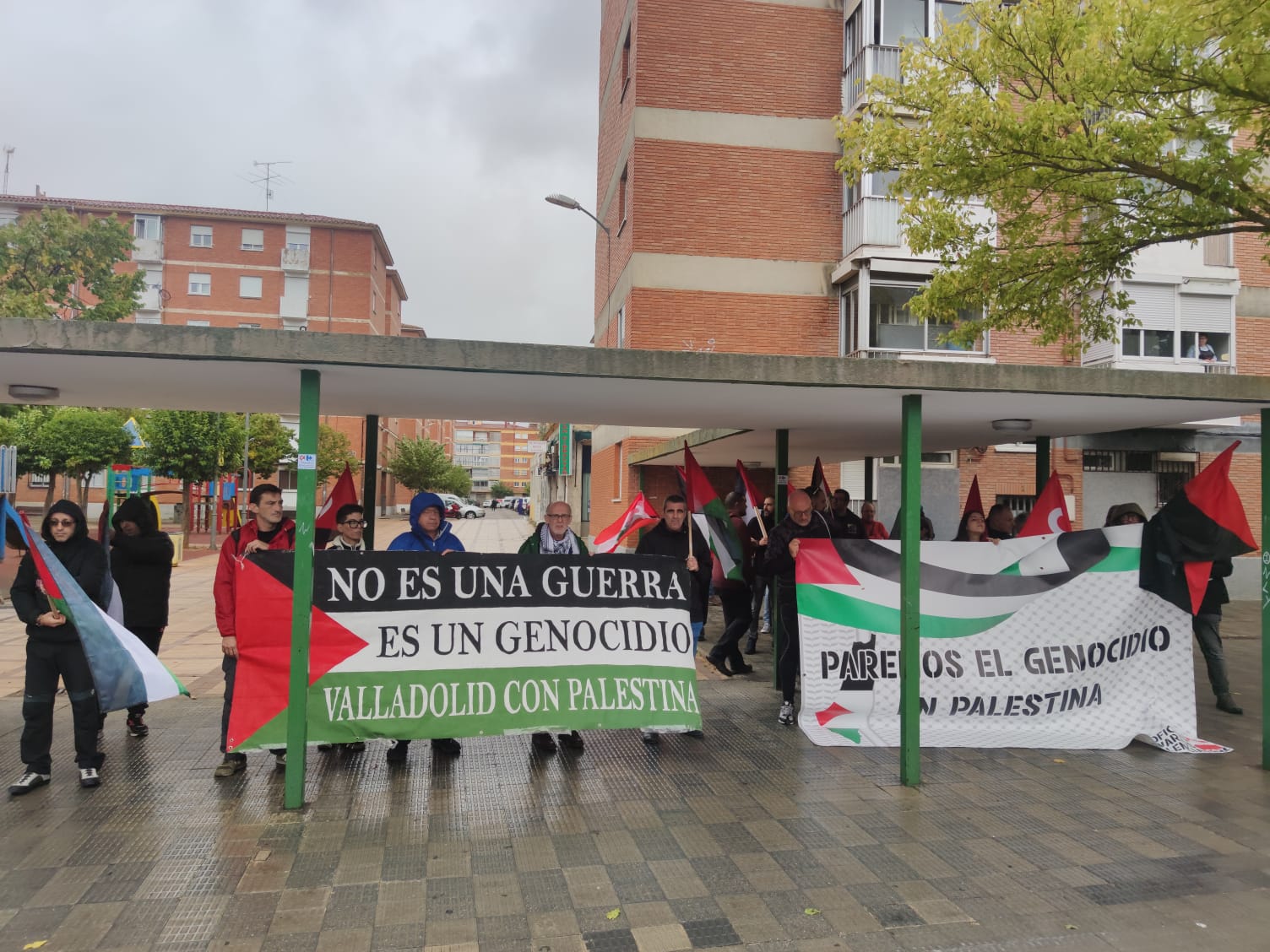 Concentración convocada por CGT Palencia frente a la Fábrica de Armas