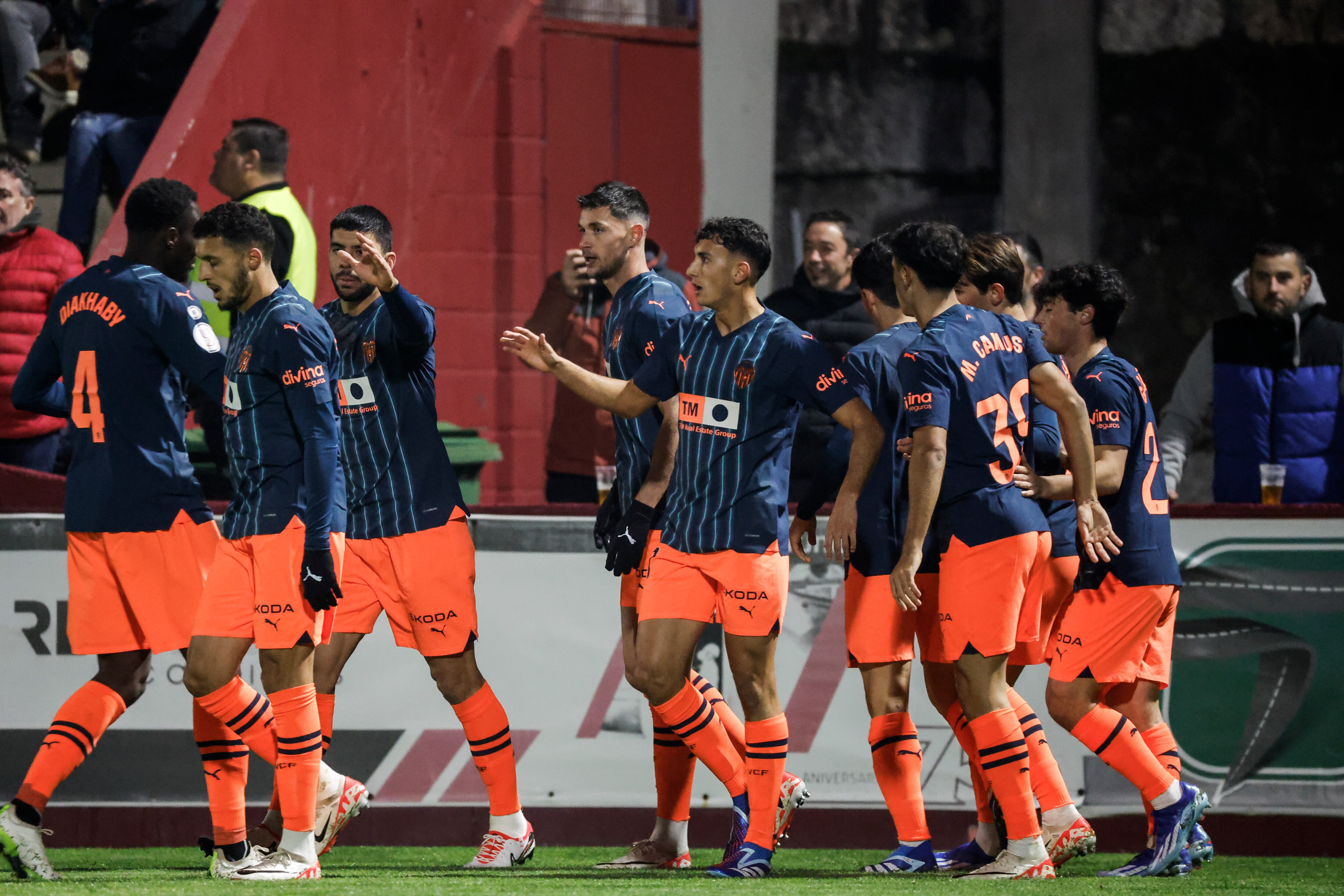 Los jugadores del Valencia celebran el primer gol del equipo valencianista durante el partido de la segunda ronda de Copa del Rey entre el Arosa SC y Valencia CF en el estadio de A Lomba, en Vilagarcía de Arousa (Pontevedra). EFE/Lavandeira