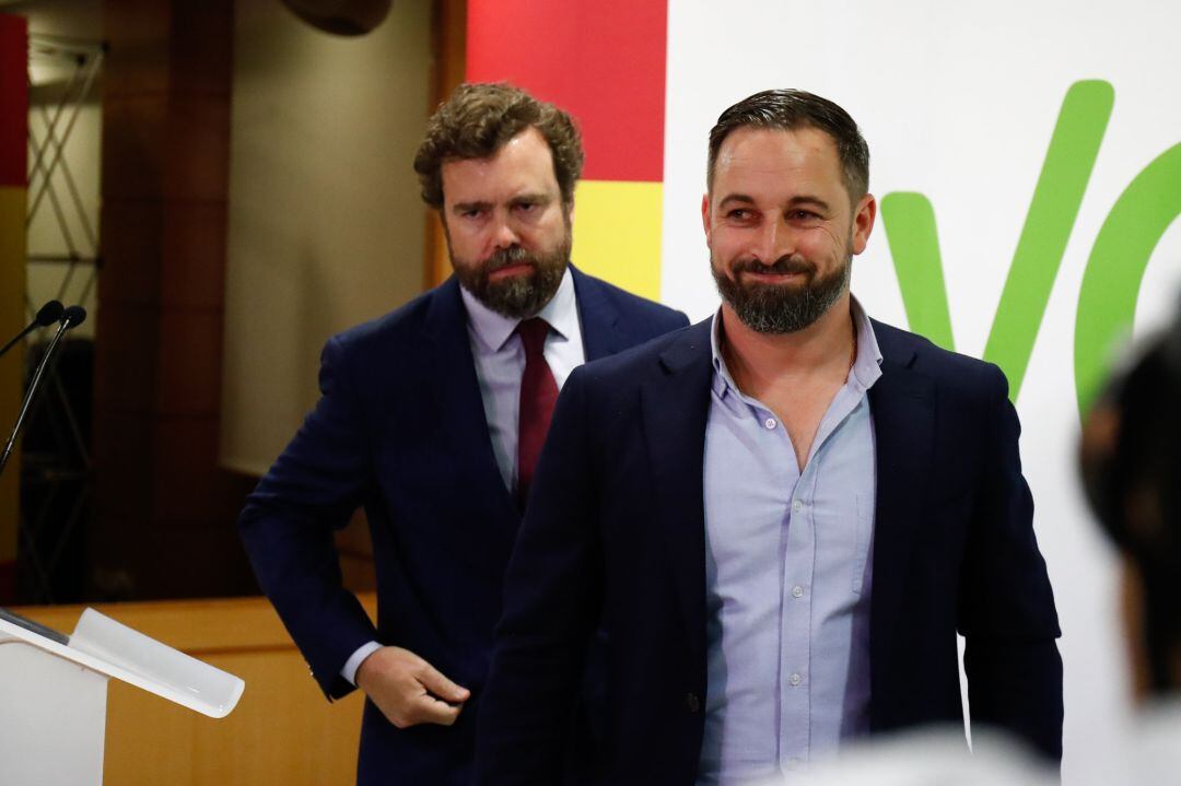 El presidente de VOX, Santiago Abascal (d), acompañado del portavoz del partido, Iván Espinosa de los Monteros, llega a una rueda de prensa.