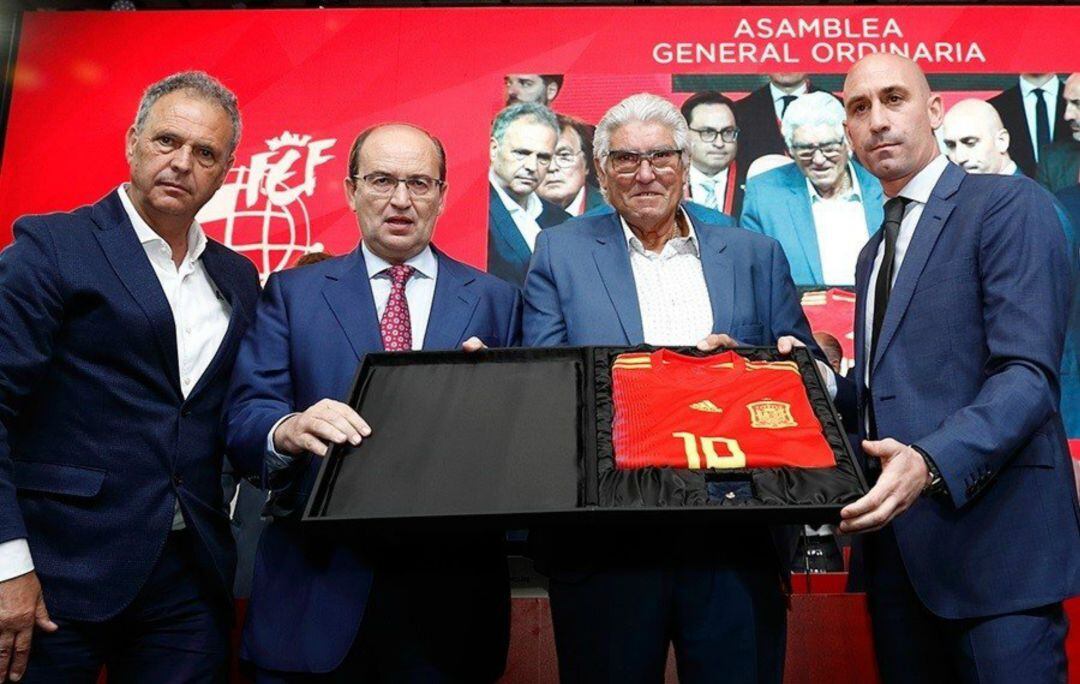 Joaquín Caparrós, Pepe Castro, Francisco Reyes y Luis Rubiales, con la Medalla de Oro y Brillantes para José Antonio Reyes