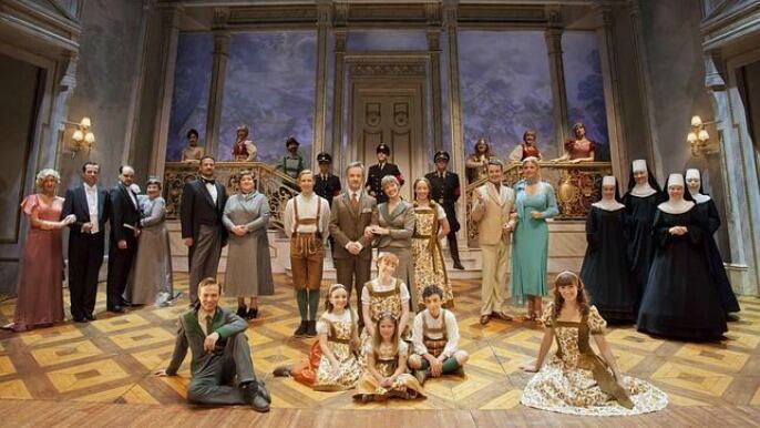 Foto de la compañia de actores que representa el musical 'Sonrisas y lágrimas'.