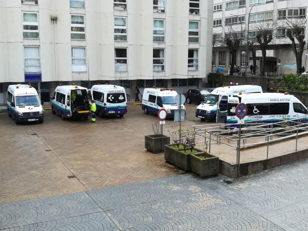 Ambulancias de Erraldiak-Eulen en el hospital de Santiago. Todas ellas son de tipo A2, acondicionadas solo para el transporte de pacientes cuyo traslado no revista gravedad, ni tengan enfermedades infecto-contagiosas.