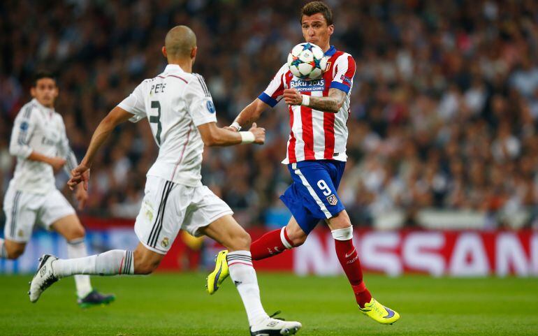 Mario Mandzukic en un partido de Champions League con el Atleti.