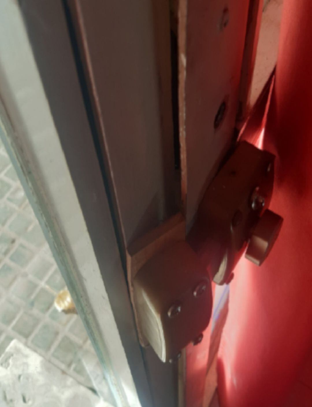 Imagen de la puerta forzada