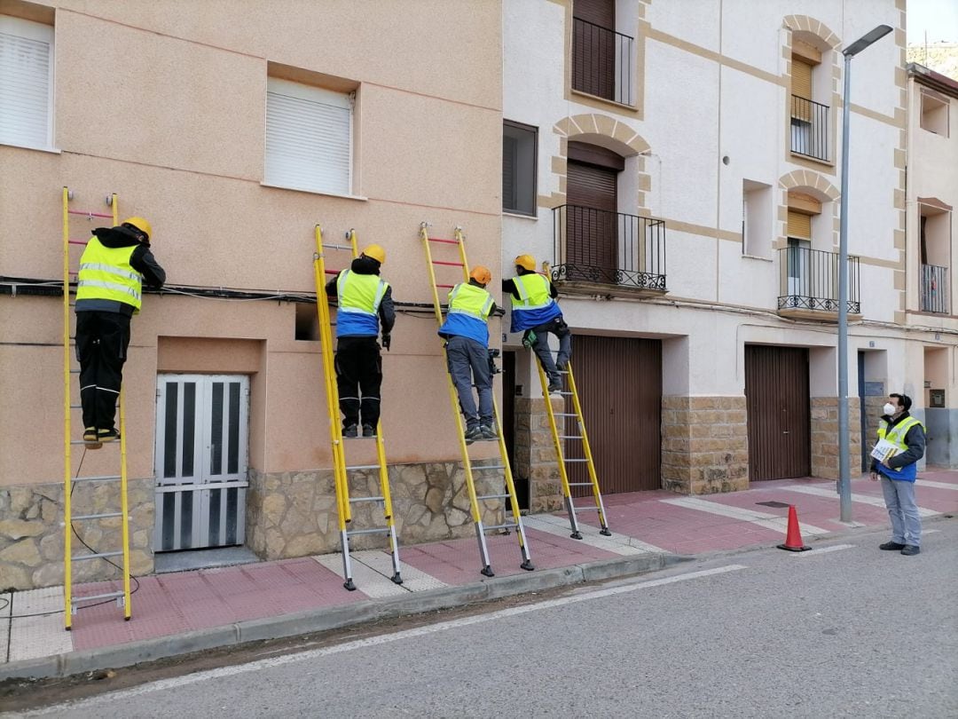 Técnicos de Embou instalando fibra en pueblos de Aragón