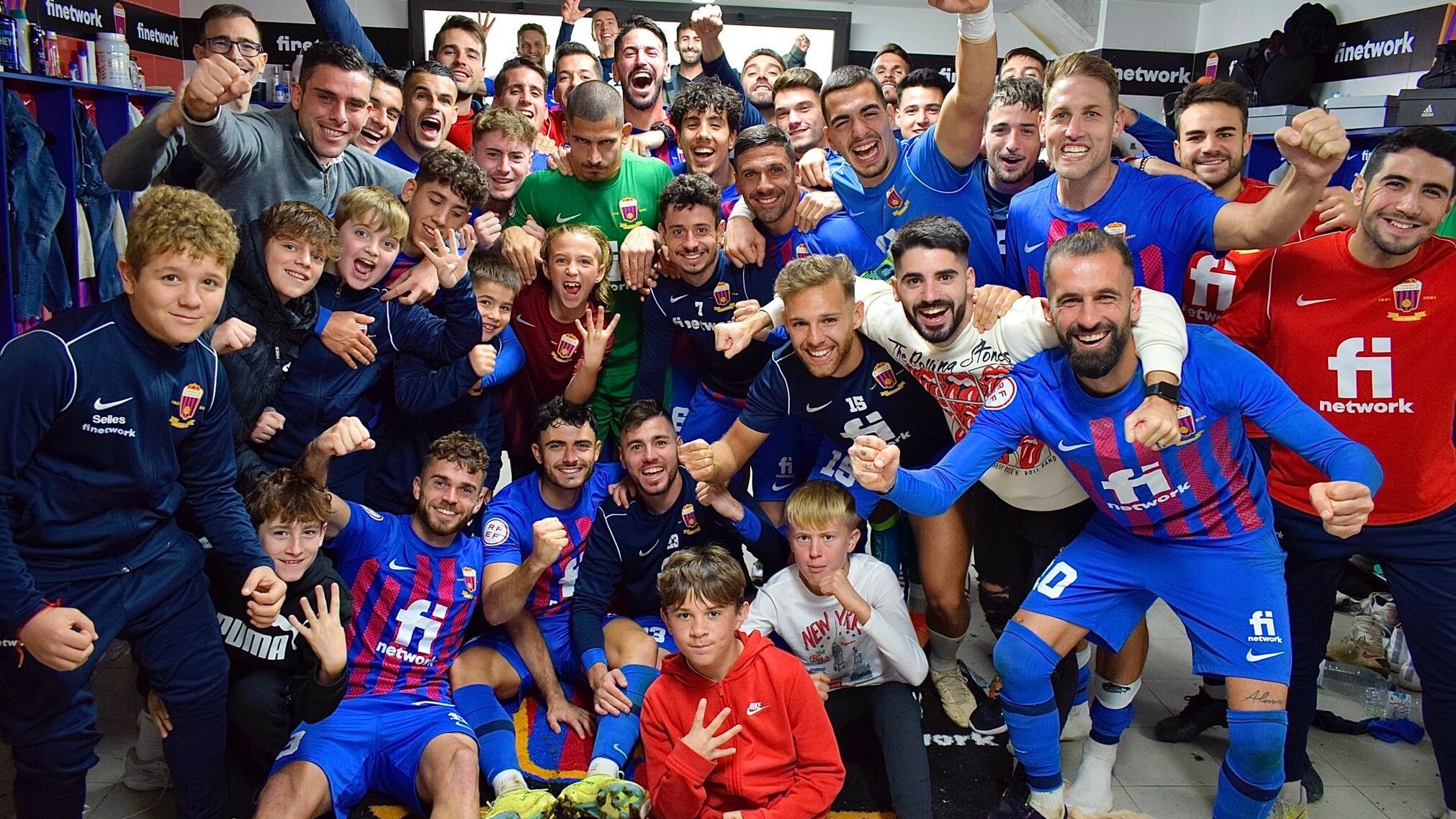La plantilla y cuerpo técnico lo celebra con los niños dentro del vestuario